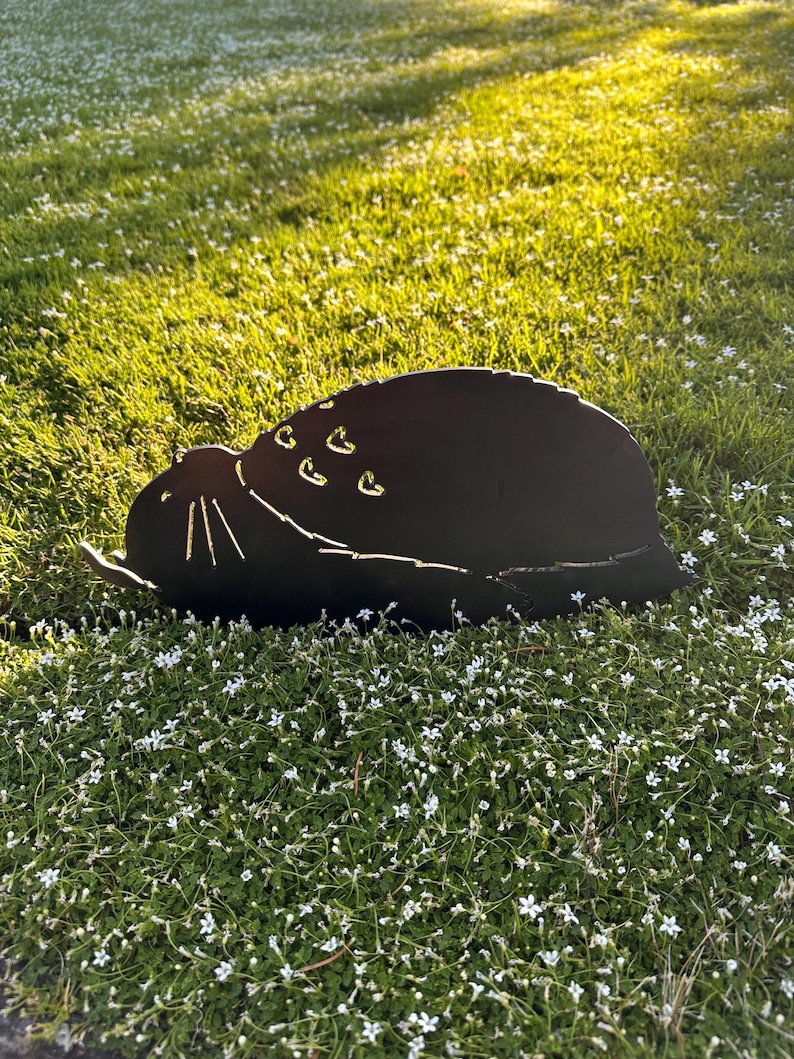 Sömnig Skogsanda - Totoro - Trädgårdspåle i metall - Studio Ghibli Yard Art bild 4