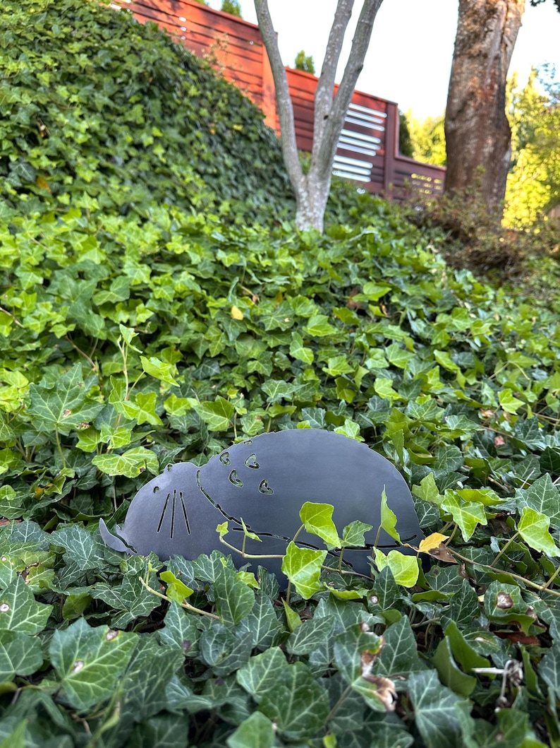 Sömnig Skogsanda - Totoro - Trädgårdspåle i metall - Studio Ghibli Yard Art bild 6