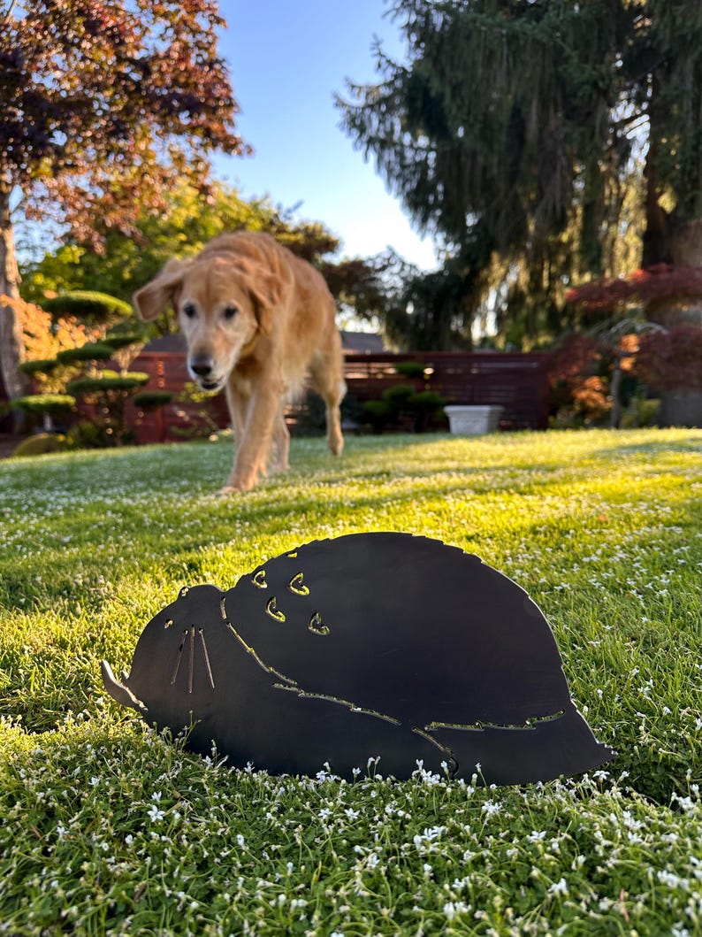 Sömnig Skogsanda - Totoro - Trädgårdspåle i metall - Studio Ghibli Yard Art bild 2