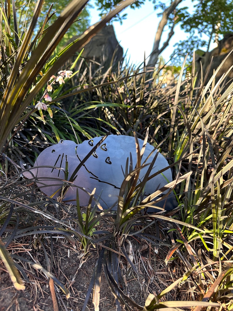 Sömnig Skogsanda - Totoro - Trädgårdspåle i metall - Studio Ghibli Yard Art bild 8