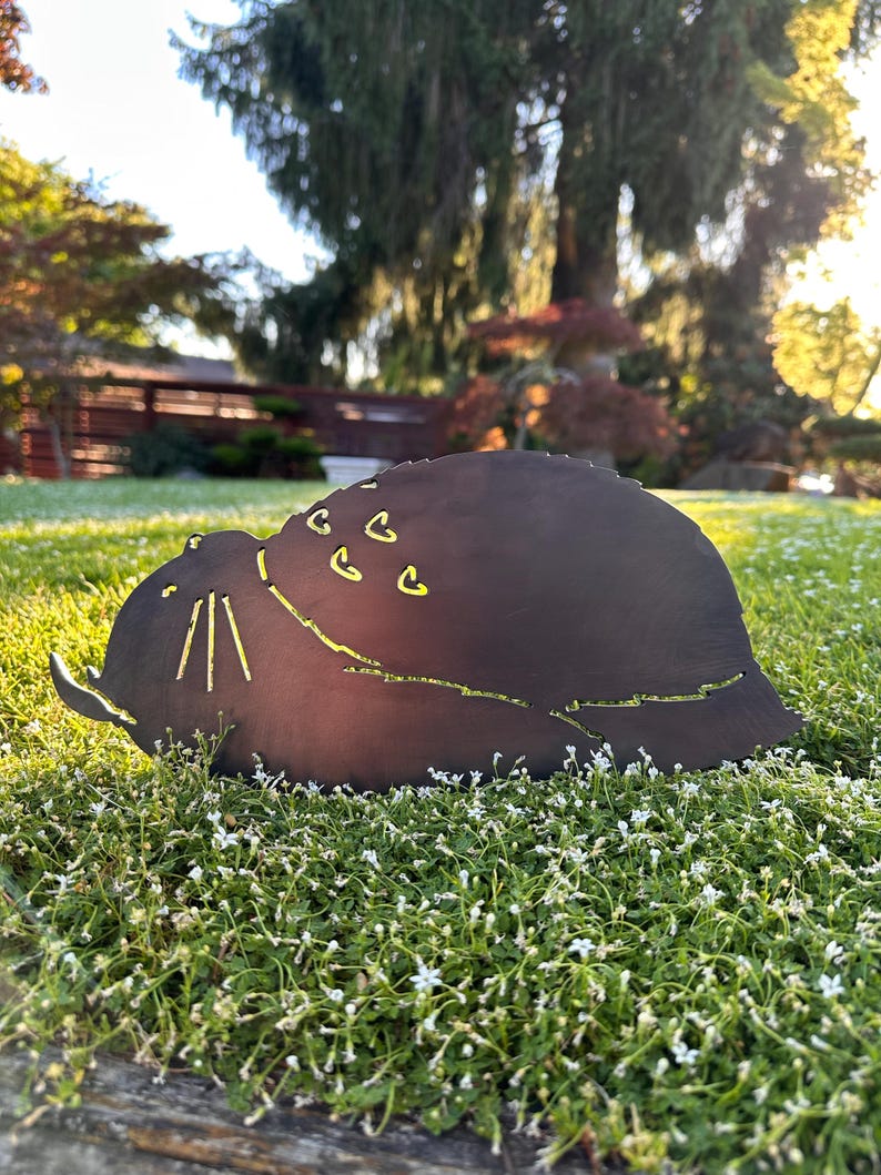 Sömnig Skogsanda - Totoro - Trädgårdspåle i metall - Studio Ghibli Yard Art bild 3