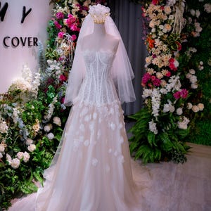 Strapless Lace Wedding Dress with Floral Tulle Skirt, Romantic Bridal Gown with Corset Bodice and Veil, Elegant Off White Gown for Bride