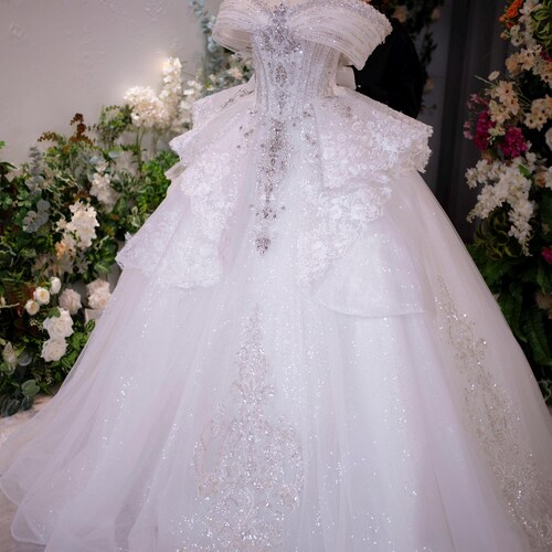 Robe de mariée princesse faite main, robe de mariée luxueuse ornée de perles, robe en tulle et dentelle à épaules dénudées avec traîne