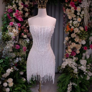 Abito da sposa mini senza spalline scintillante / Abito da ricevimento nuziale di lusso con frange / Abito glamour per il dopo festa della sposa