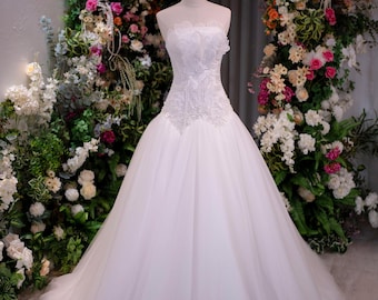 Strapless Ball Gown Wedding Dress with 3D Floral Appliqué and Tulle Skirt, Romantic Princess Bridal Gown for Fairytale Weddings