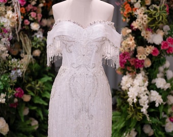 Minivestido de novia con hombros descubiertos y abalorios / Vestido de recepción nupcial con flecos de cristal / Vestido brillante adornado con perlas y lentejuelas / Hecho a medida