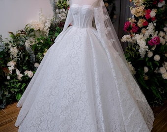 Vestido de novia de encaje estilo princesa con hombros descubiertos y mangas largas desmontables, vestido de novia romántico hecho a medida.