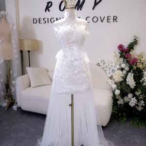 Short Feather Lace Wedding Dress with 3D Floral Appliqués and Detachable Tulle Train, Elegant Mini Bridal Gown for Reception or After Party
