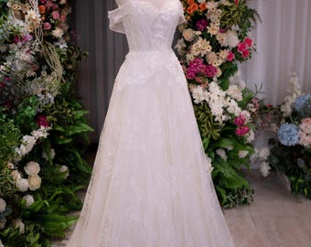 Vestido de novia de encaje con escote de hombros descubiertos y corte en A, vestido de novia romántico de tul, elegante vestido de novia de princesa hecho a medida