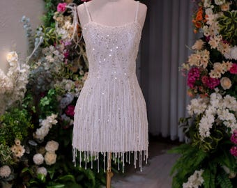 Minivestido de novia con tirantes finos y flecos de perlas, vestido de recepción nupcial con lentejuelas y cuentas, vestido corto brillante para la fiesta posterior.