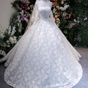 Luxury Off Shoulder Ball Gown Wedding Dress with Lace Floral and Large Back Bow, Elegant Bridal Gown for Romantic Fairy Tale Wedding