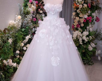 Vestido de novia de tul blanco hecho a mano, vestido de baile sin tirantes con apliques florales en 3D, vestido de novia romántico de princesa con velo a juego.