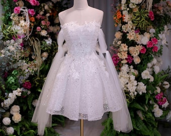 Błyszcząca mini suknia ślubna z odkrytymi ramionami | Suknia ślubna z koronki z motywem kwiatowym 3D i przezroczystymi rękawami | Krótka suknia na przyjęcie | Strój panny młodej szyty na miarę