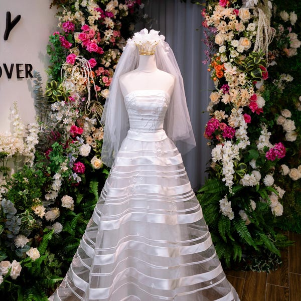 Elegancka suknia ślubna bez ramiączek o kroju litery A, spódnica z przezroczystej organzy z satynowymi paskami i kwiatowym haftem, klasyczna romantyczna suknia ślubna