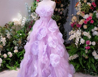 Vestido de novia de tul con flores 3D color lavanda: vestido de novia sin tirantes, estilo princesa de hadas, romántico vestido morado pastel hecho a medida.