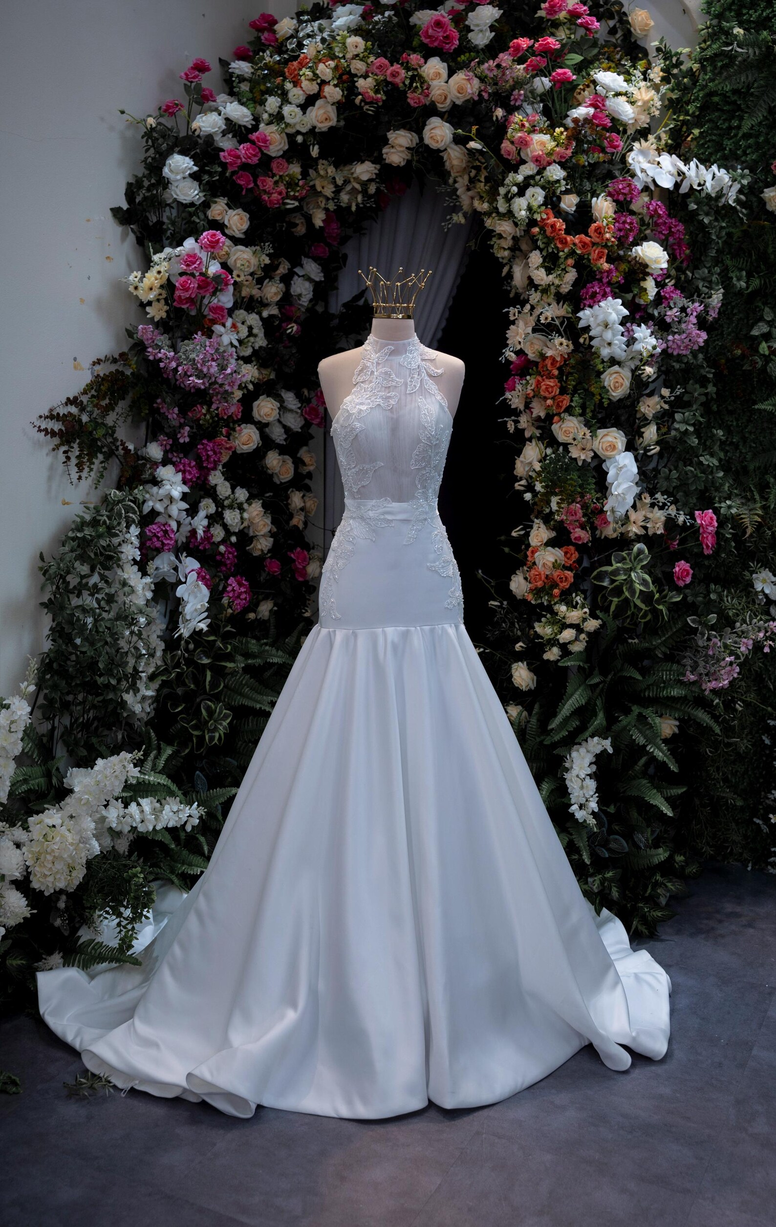 Halter Neck Mermaid Wedding Dress Lace Applique Bridal Gown | Elegant Halter Neck Mermaid Wedding Dress Lace Applique Bridal Gown | Elegant