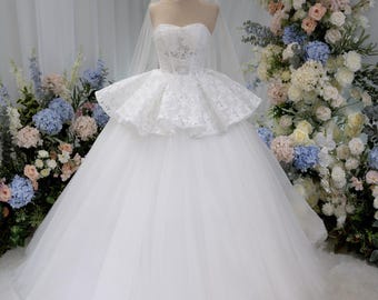 Vestido de novia de gala sin tirantes de encaje con falda peplum, vestido de novia de princesa, falda de tul en capas, vestido de novia elegante hecho a medida