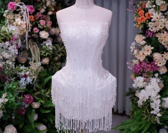Vestido de novia corto con flecos de perlas – Minivestido de novia sin tirantes con corpiño tipo corsé, borlas con cuentas y vestido brillante para la fiesta de recepción.