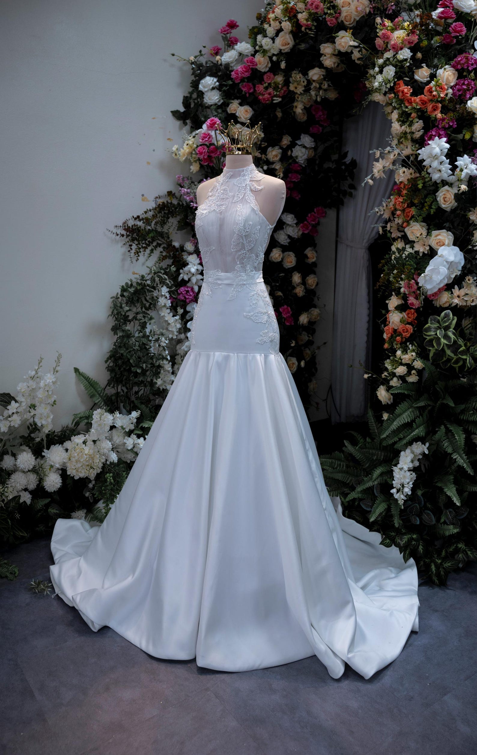 Halter Neck Mermaid Wedding Dress Lace Applique Bridal Gown | Elegant Halter Neck Mermaid Wedding Dress Lace Applique Bridal Gown | Elegant