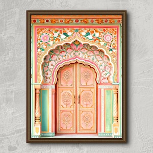 Puede incluir: Impresión enmarcada de una puerta arqueada ornamentada. La puerta es de color melocotón claro con tallas florales. El arco y las paredes están decorados con intrincados patrones florales en tonos de rosa, naranja, verde y blanco. El marco es marrón oscuro.