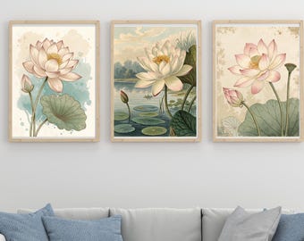 Könnte beinhalten: Set aus drei gerahmten Kunstdrucken mit Aquarellillustrationen von Lotusblumen. Die Blumen sind in Rosa- und Weißtönen gehalten, mit grünen Blättern und Stängeln. Die Hintergründe haben weiche Aquarellwaschungen in Blau und Beige.