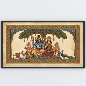 Puede incluir: Ilustraci&oacute;n enmarcada y colorida que representa deidades hind&uacute;es bajo un &aacute;rbol. La obra presenta a Shiva, Parvati, Ganesha y Kartikeya, con un pavo real y una vaca. El estilo es tradicional, con detalles intrincados y colores vibrantes.