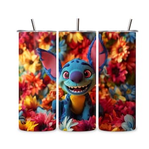 K&ouml;nnte beinhalten: Ein Edelstahlbecher mit einem fr&ouml;hlichen blauen Cartoon-Charakter-Design, vor einem Hintergrund aus bunten Blumen. Der Becher hat einen silbernen Strohhalm und einen Deckel. Das Design wiederholt sich.