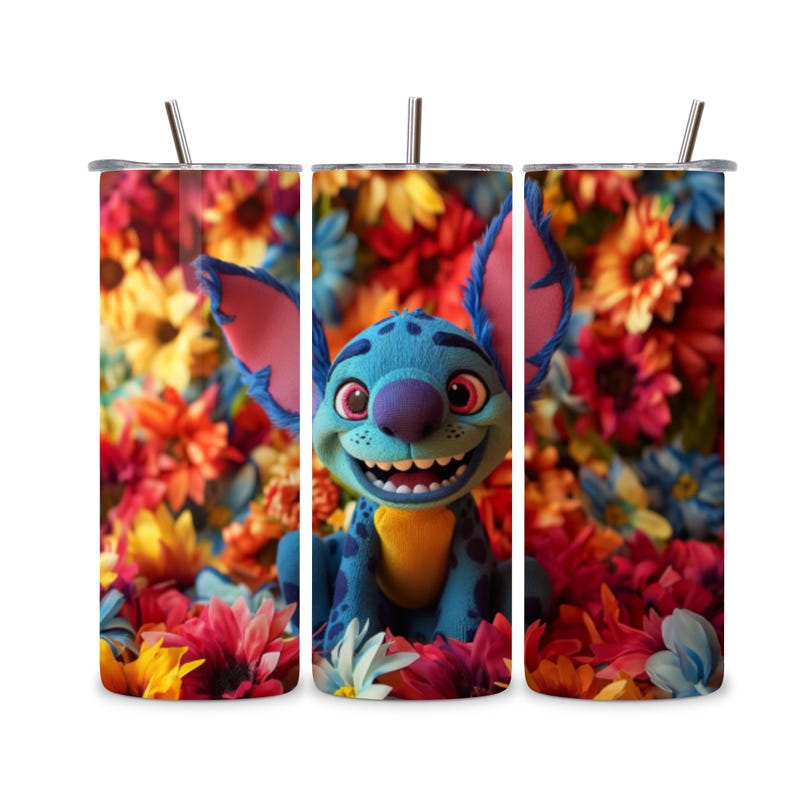 K&ouml;nnte beinhalten: Ein Edelstahlbecher mit einem fr&ouml;hlichen blauen Cartoon-Charakter-Design, vor einem Hintergrund aus bunten Blumen. Der Becher hat einen silbernen Strohhalm und einen Deckel. Das Design wiederholt sich.
