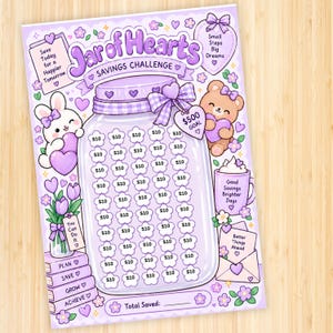 Puede incluir: Un rastreador de ahorros morado y blanco titulado Jar of Hearts con un frasco central grande con cincuenta iconos en forma de flor etiquetados con $10. El diseño incluye un conejo, un oso de peluche, tulipanes, una taza y texto como $500 GOAL.