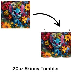 K&ouml;nnte beinhalten: Ein 20oz Skinny-Becher mit einem Design eines blauen Cartoon-Charakters, umgeben von bunten Blumen. Der Becher hat einen Edelstahlstrohhalm und einen Deckel. Das Design wiederholt sich um den Becher.