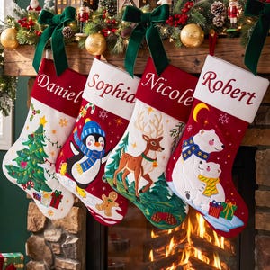 Peut inclure: Quatre chaussettes de Noël personnalisées avec des revers blancs portant les prénoms Daniel, Sophia, Nicole et Robert. Les chaussettes présentent des scènes de fête brodées incluant un sapin, un pingouin, un renne et des ours polaires.