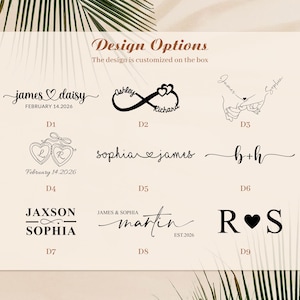 K&ouml;nnte beinhalten: Auswahl an Designoptionen f&uuml;r personalisierte Boxen. Die Designs umfassen Namen, Daten, Initialen und Symbole wie Herzen und Unendlichkeitszeichen. Text enth&auml;lt "Design Options" und "The design is customized on the box."