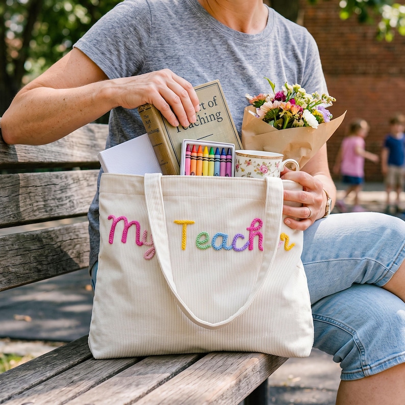 Personalisierte Cord Lehrer Einkaufstasche, Zurück zu Schule Geschenktasche, Hand häkeln Name Reißverschlusstasche, Lehrer Wertschätzung Geschenk, Mrs. Geschenk, Umhängetasche Bild 3