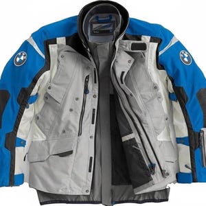 Può includere: Giacca da moto blu, nera e grigia con il logo BMW sulla manica. La giacca ha un cappuccio, tasche multiple e cerniere. La giacca è progettata per la protezione e il comfort.