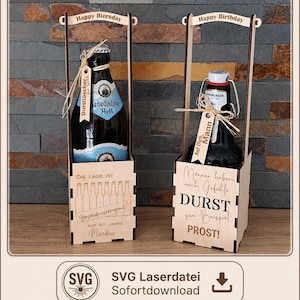 Könnte beinhalten: Zwei hellfarbene Holzbierflaschenträger mit Griffen. Der linke Träger zeigt den Text Happy Biersday, Die Lage ist Besäufniserregend! Auf 60 Jahre Markus. Der rechte Träger zeigt Happy Birthday und Männer haben auch Gefühle DURST zum Beispiel PROST!