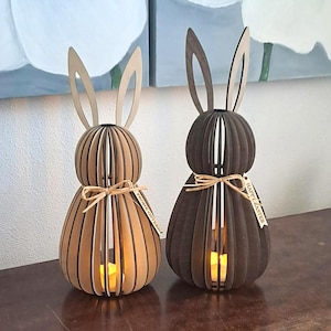 Puede incluir: Un letrero de madera rústico con el texto "Welcome to our home" en un estilo manuscrito. El letrero presenta un acabado envejecido y un diseño simple y acogedor, ideal para un porche o entrada.