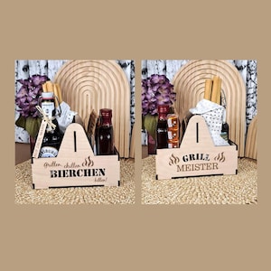 May include: Two wooden beer caddies with handles, each holding bottles and snacks. One caddy has the text "Grillen, chillen, Bierchen, killen!" and the other says "Grill Meister". The caddies are on a woven mat.