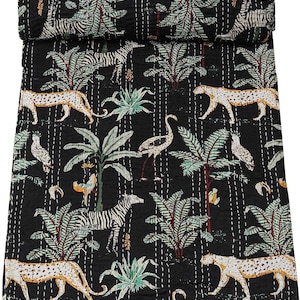 Può includere: Trapunta nera con un motivo a tema giungla. Il design presenta zebre, leopardi, uccelli e palme nei toni del verde, bianco e beige. La trapunta è cucita con filo bianco.