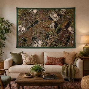 Puede incluir: Un tapiz de pared rectangular que presenta un mosaico de paneles de tela en verde oscuro, marrón y dorado con bordados intrincados, patrones circulares y pequeños detalles de espejos reflectantes, bordeado por una franja verde oscuro.