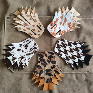 Peut inclure: Ensemble de trois tasses en céramique avec une finition mate et mouchetée. Les tasses sont de couleur crème, gris clair et gris foncé. Chaque tasse a un design minimaliste, parfait pour le café ou le thé.