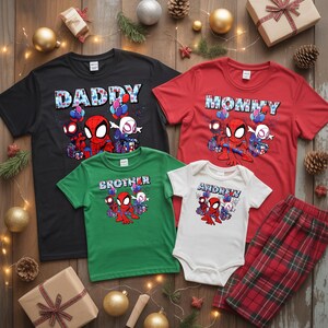 Puede incluir: Una taza de cer&aacute;mica blanca con un asa negra y el texto "But First, Coffee" en negro, con una fuente de estilo manuscrito. La taza est&aacute; sobre una superficie blanca.