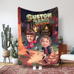 Könnte beinhalten: Eine personalisierte Decke mit einer Cartoon-Waldszene und den Gesichtern zweier Kinder. Die Decke trägt den Text "CUSTOM NAME" in Grün und Orange. Die Kinder rennen auf einem Pfad im Wald.