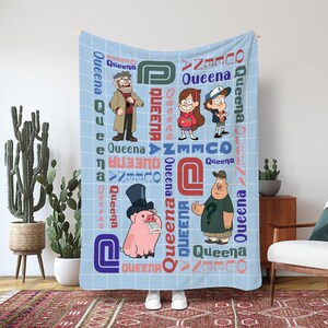 Könnte beinhalten: Hellblaue Decke mit Cartoon-Charakteren und dem Wort "Queena" in verschiedenen Schriftarten. Die Decke hat ein Rastermuster und enthält Illustrationen eines Mannes, eines Mädchens, eines Jungen, eines Schweins und eines anderen Mannes.