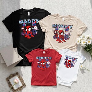 Puede incluir: Una taza de cer&aacute;mica blanca con un asa negra y el texto "But First, Coffee" en negro, con una fuente de estilo manuscrito. La taza est&aacute; sobre una superficie blanca.