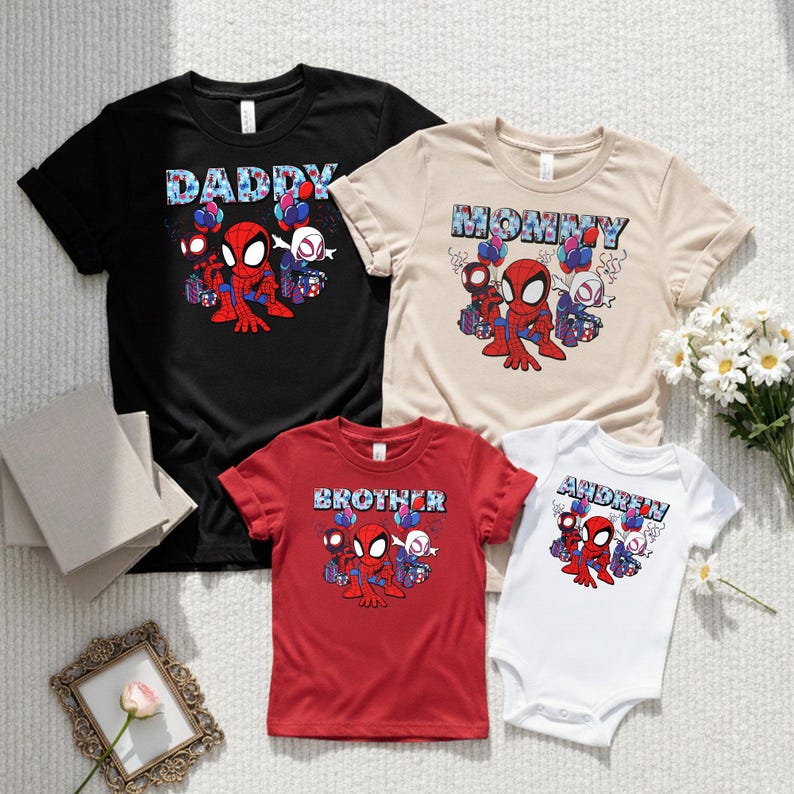 Puede incluir: Una taza de cer&aacute;mica blanca con un asa negra y el texto "But First, Coffee" en negro, con una fuente de estilo manuscrito. La taza est&aacute; sobre una superficie blanca.