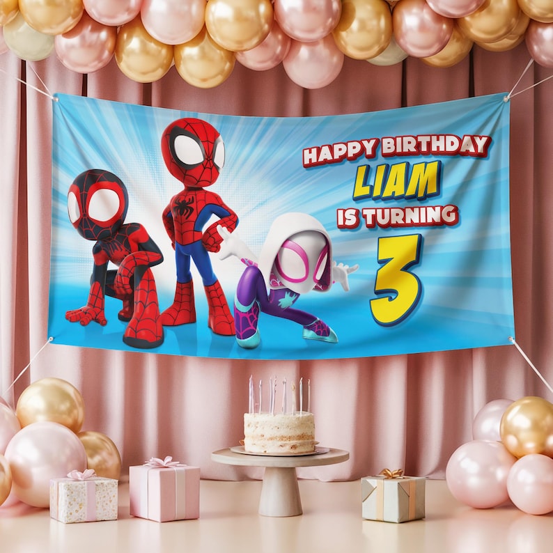 Op de afbeelding: Een blauwe banner met Spider-Man-personages en de tekst "HAPPY BIRTHDAY LIAM IS TURNING 3". De banner toont cartoonafbeeldingen van Spider-Man, Miles Morales en Spider-Gwen. De achtergrond heeft een lichtblauw radiaal ontwerp.
