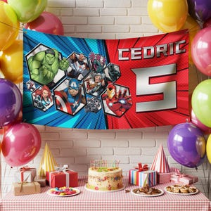 K&ouml;nnte beinhalten: Ein rotes und blaues Banner mit dem Namen "CEDRIC" und der Zahl "5" in Silber. Das Banner zeigt Illustrationen von Avengers-Charakteren. Die Szene ist mit Luftballons, Geschenken und einer Geburtstagstorte dekoriert.