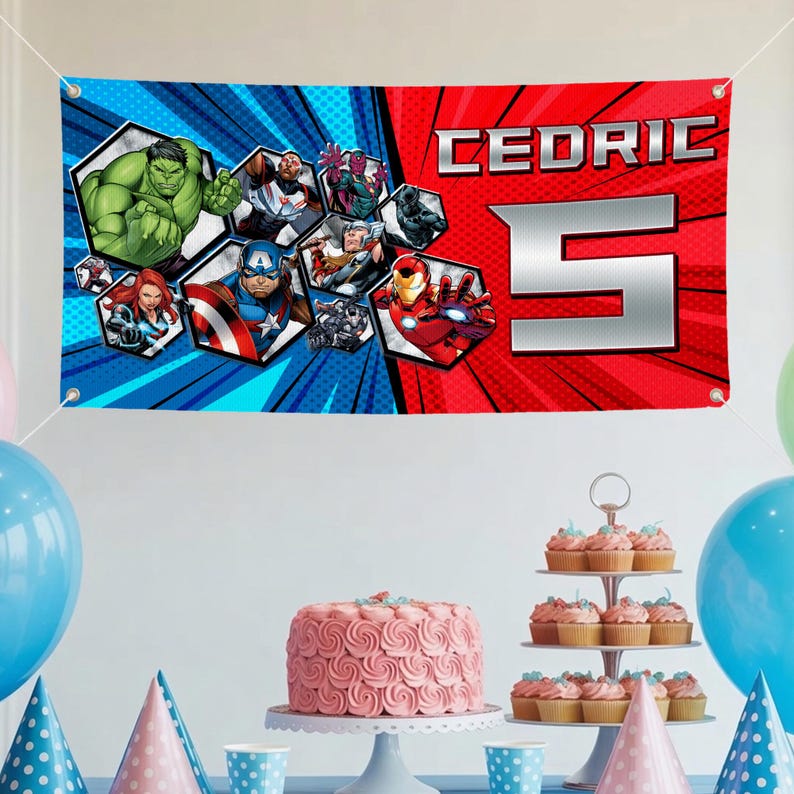 K&ouml;nnte beinhalten: Ein Banner mit dem Namen "Cedric" und der Zahl "5" in Silber. Das Banner zeigt Comicfiguren, darunter Hulk, Captain America und Iron Man, auf einem rot-blauen Hintergrund. Partydekorationen sind im Vordergrund.