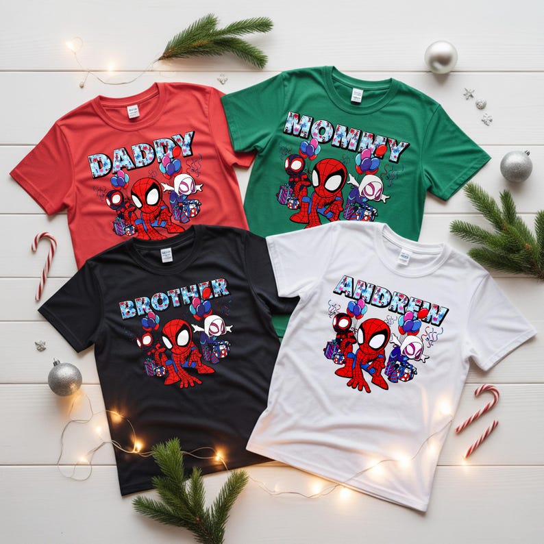 Puede incluir: Cuatro camisetas rojas, verdes, negras y blancas, cada una con un dise&ntilde;o de Spider-Man. La camiseta roja dice "DADDY", la verde dice "MOMMY", la negra dice "BROTHER" y la blanca dice "ANDREW".