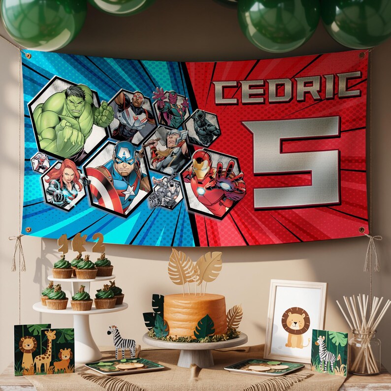 K&ouml;nnte beinhalten: Ein Banner mit dem Namen "Cedric" und der Zahl "5" in Silber, mit Comic-Helden auf blauem und rotem Hintergrund. Der Party-Tisch umfasst Cupcakes, einen Kuchen und Dekorationen mit Tiermotiven.